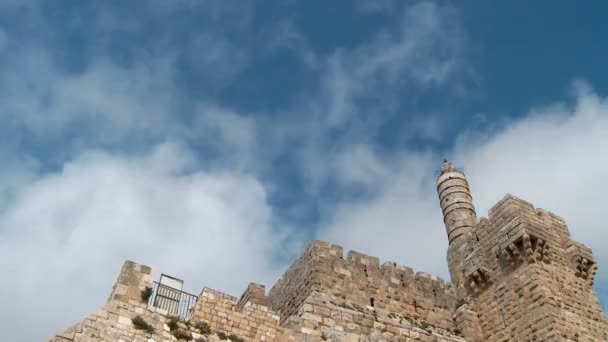 Felhők idő telik el, mint a torony David Jeruzsálemben — Stock videók
