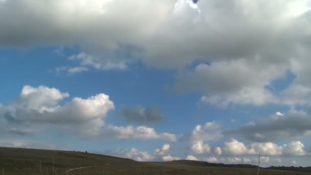 Time Lapse de nubes sobre colinas — Vídeos de Stock