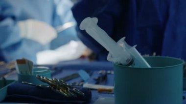Bir açık kalp ameliyatı sırasında cerrahlar