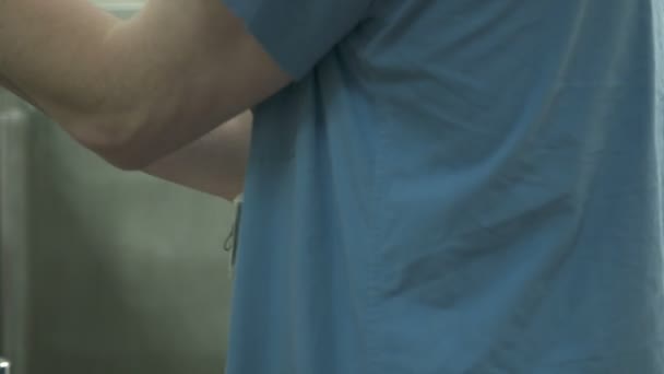 수술 전에 외과 의사 세척 손 — 비디오