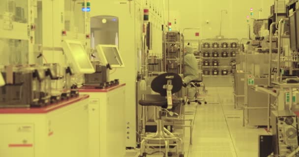 İşçiler temiz elbiseli bir yarı iletken üretim tesisi — Stok video