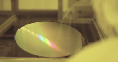 Bir yarı iletken üretim tesisinde test silikon gofret