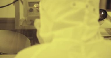 Bir yarı iletken üretim tesisinde test silikon gofret