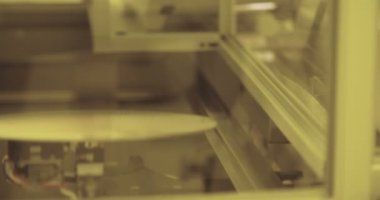 Bir yarı iletken üretim tesisinde test silikon gofret