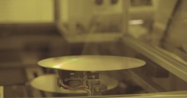 Bir yarı iletken üretim tesisinde test silikon gofret