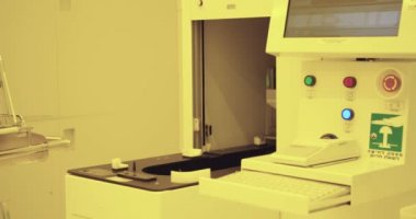 İşçiler temiz elbiseli bir yarı iletken üretim tesisi