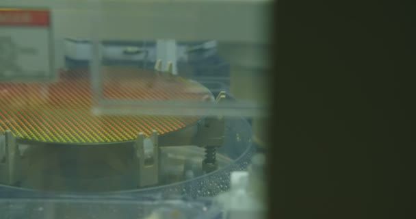 Silicon wafer produktion i en halvledare tillverkningsanläggning — Stockvideo