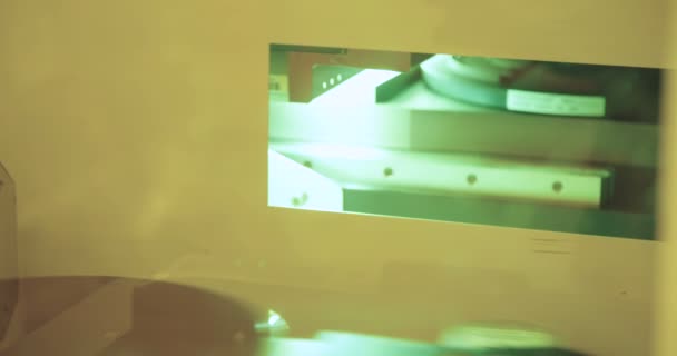 Silizium-Wafer-Produktion in einer Halbleiterfertigung — Stockvideo