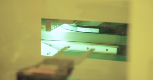 Producción de obleas de silicio en una planta de fabricación de semiconductores — Vídeo de stock