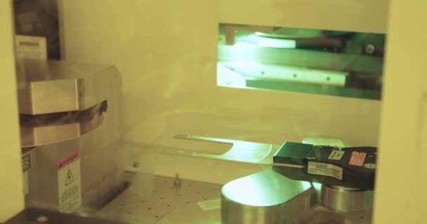 Silizium-Wafer-Produktion in einer Halbleiterfertigung — Stockvideo