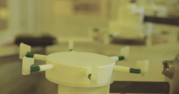 Производство кремниевой вафли на заводе по производству полупроводников — стоковое видео