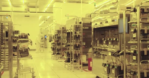 Workers in clean suits in a semiconductor fabrication facility — Stock Video