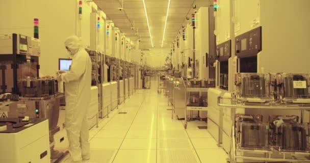 Workers in clean suits in a semiconductor fabrication facility — Stock Video