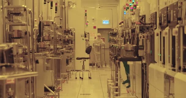 Trabajadores con trajes limpios en una instalación de fabricación de semiconductores — Vídeos de Stock