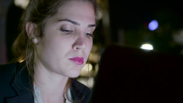 Ділова жінка працює на ноутбуці і робить телефонні дзвінки — стокове відео
