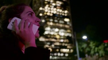 İş kadını telefon çağrısı yapma