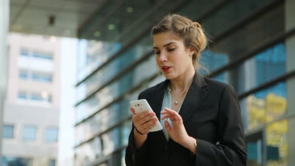 Mujer de negocios haciendo llamadas telefónicas — Vídeos de Stock