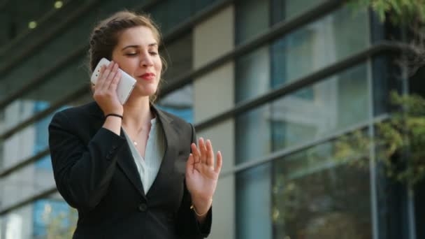 Mujer de negocios haciendo llamadas telefónicas — Vídeos de Stock