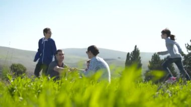 Doğada piknik dışarı dört çocuklu bir aile