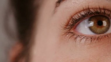 Bir kadının gözleri ateş kapatmak