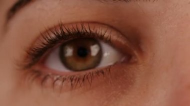 Bir kadının gözleri ateş kapatmak