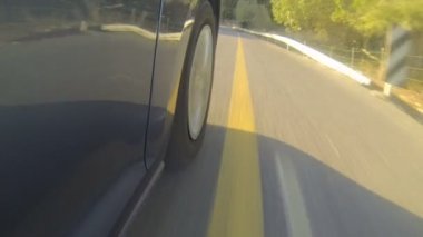 Mavi araba yüksek hızda sürüş bir kırsal yolda