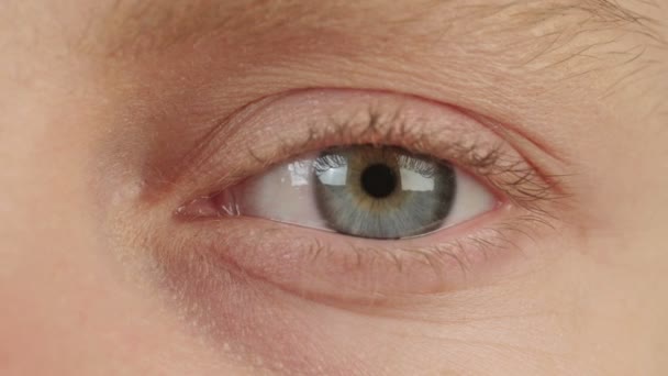 4k på nära håll av en kvinnas blå ögon — Stockvideo