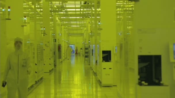 Trabalhadores em fatos limpos numa instalação de fabrico de semicondutores — Vídeo de Stock