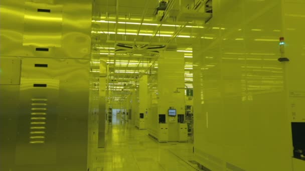 Trabalhadores em fatos limpos numa instalação de fabrico de semicondutores — Vídeo de Stock
