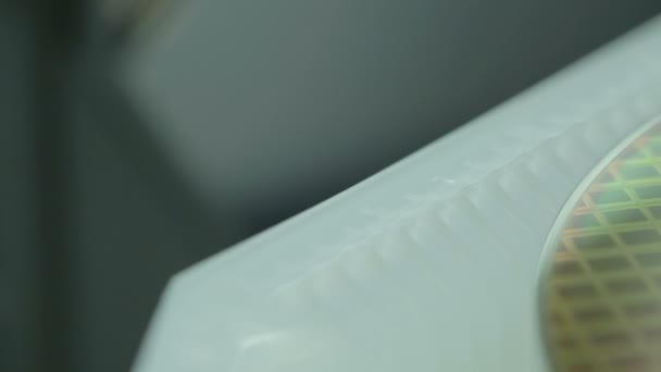 Close up tracking shot di un wafer di silicio — Video Stock
