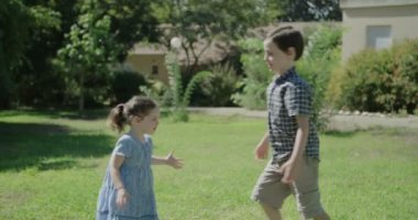 Kardeşim ve kız sarılma ve öpüşme kardeşi