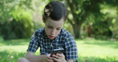 Bir akıllı telefon açık havada ile oynayan çocuk