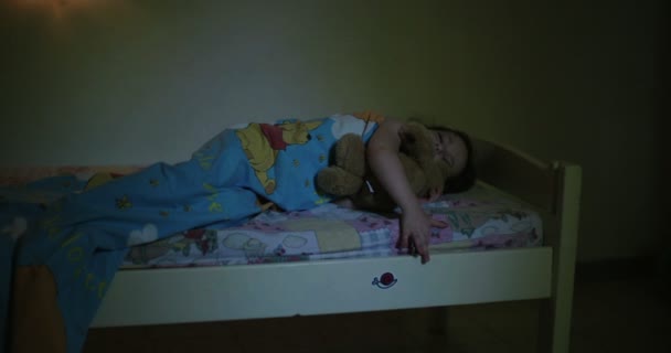Malá holčička spí, objímání medvídek — Stock video