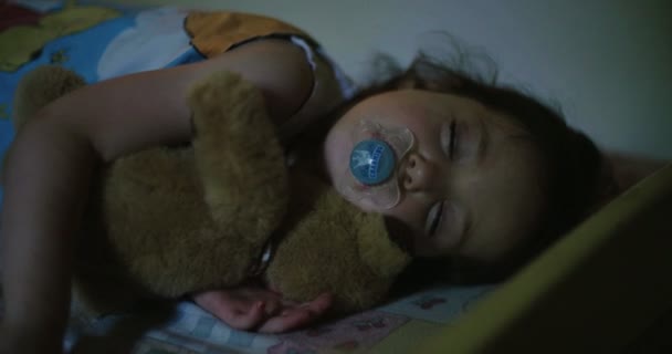 Little girl sleeping hugging her teddy bear — Stock Video