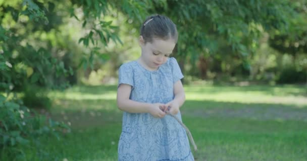 Klein meisje buiten spelen — Stockvideo