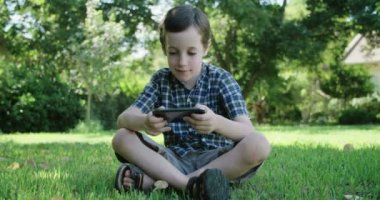 Bir akıllı telefon açık havada ile oynayan çocuk