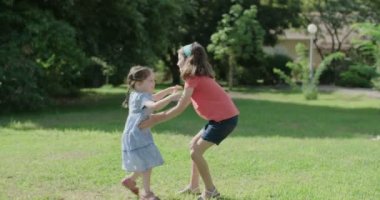 İki kız sarılıyor.  