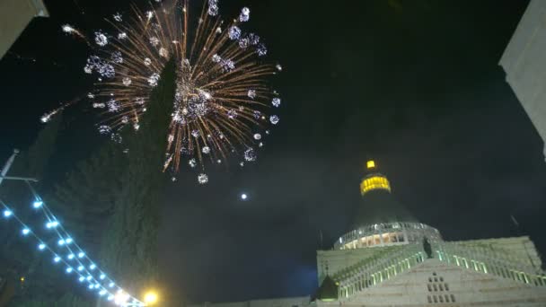 Fuochi d'artificio sulla basilica della proclamazione — Video Stock