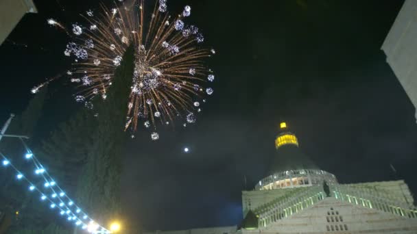 Fuegos artificiales sobre la basílica de la Anunciación — Vídeos de Stock