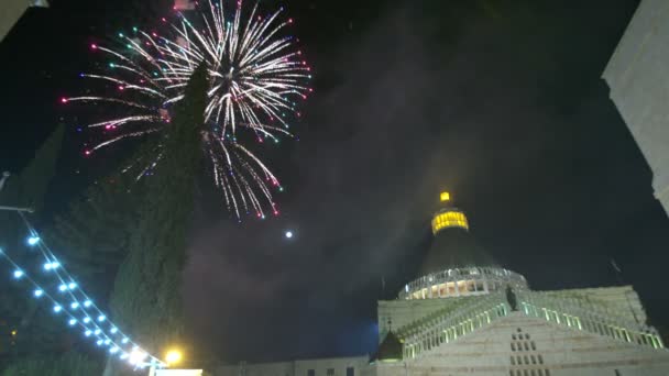 Feuerwerk über der Verkündigungsbasilika — Stockvideo