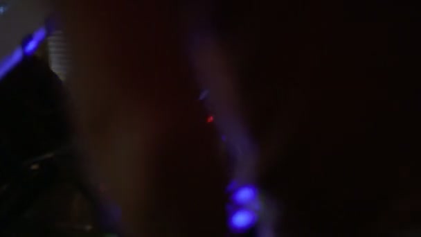 DJ грає на танцювальній вечірці — стокове відео