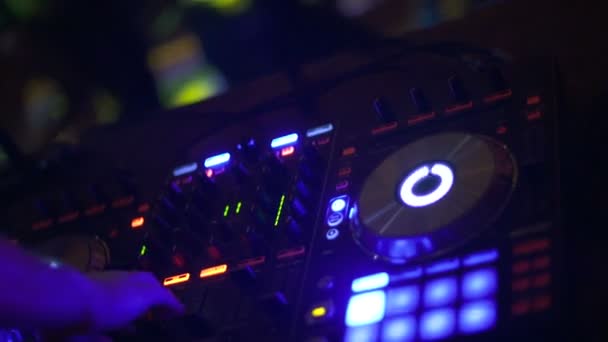DJ tocando em uma festa de dança — Vídeo de Stock