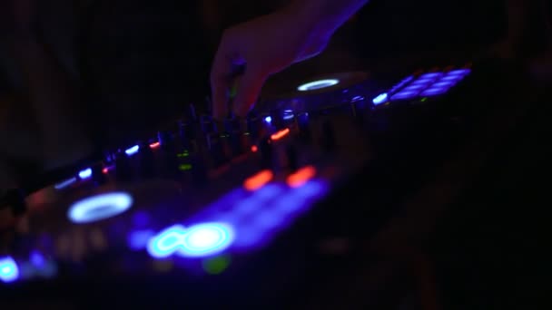 DJ spielt in einer Tanzparty — Stockvideo