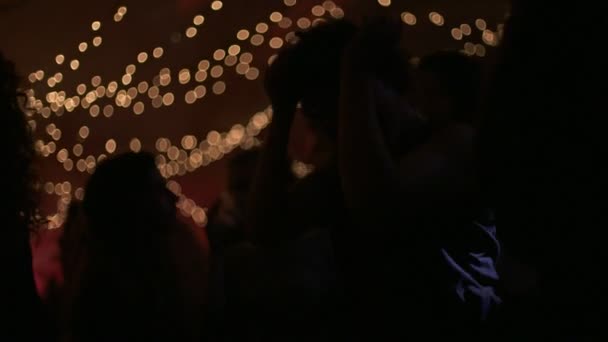 Mensen dansen in een dansfeest — Stockvideo