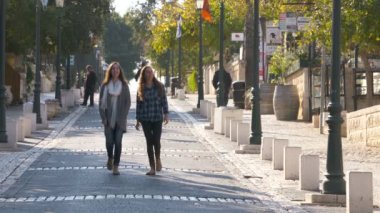 İki kız şehir sokaklarında yürümek