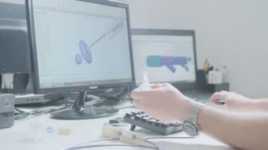 Bir prototip üzerinde çalışan mühendis  