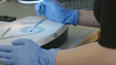 Parçaları mikroskop altında incelenmesi