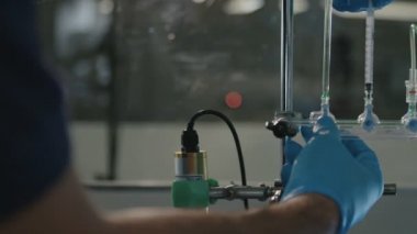 Laboratuarda deney tutan laborant