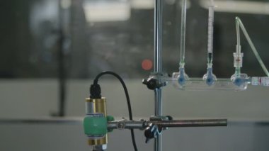 Laboratuarda deney tutan laborant