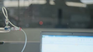 Laboratuarda deney tutan laborant